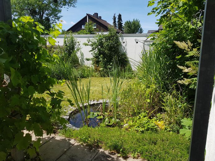Casa a schiera centrale tranquilla a Neukeferloh - 5 locali + locale hobby + garage – Garten mit Teich