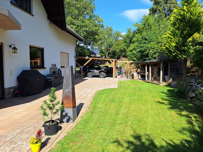 Großzügiges Wohnen im gepflegten Landhaus (nähe Golfplatz/Waldrand) PROVISIONSFREI – Großzügige Terrasse und Garten
