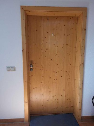 شقة كبيرة رائعة بطراز منزل ريفي – Wohnungtür