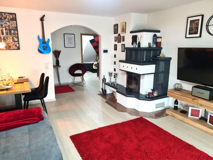 Charmante Dachgeschosswohnung in Fürth-Stadeln – Attraktive Kapitalanlage o. Eigennutzung – Wohnzimmer