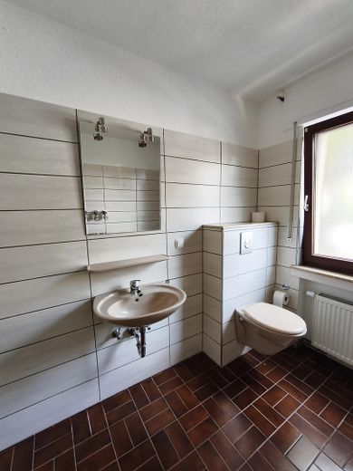Großzügige Erdgeschoss Wohnung mit Garten und Garage – Bad