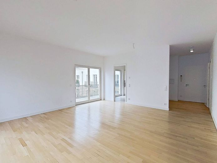 Exklusiver 2-Zimmer-Neubau mit 2 BALKONEN, EBK, Concierge-Service uvm. in den begehrten Heinrich-Heine-Gärten – Ansicht V: Wohn- und Esszimmer