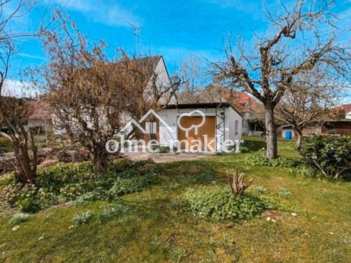Ruhiges Einfamilienhaus freistehend mit großem Garten und Garagen – Photo 1
