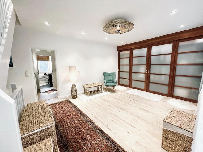 Maisonette con terrazza in legno e posto auto in affitto – 1OG_Wohnbereich_Ankleide