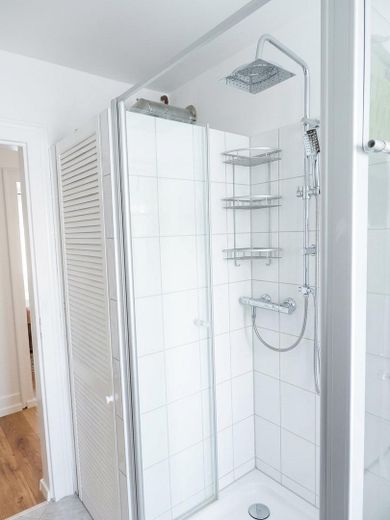 Ekskluzywne, odnowione 3-pokojowe mieszkanie – stylowo umeblowane i gotowe do zamieszkania! – Badezimmer
