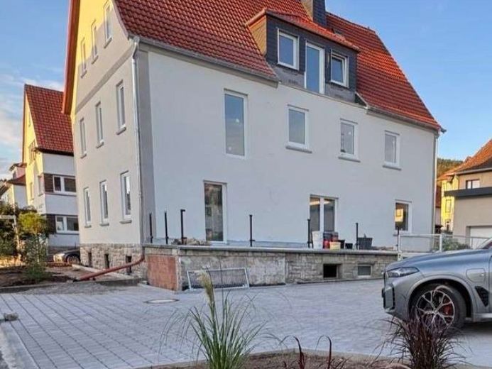 Zwei Etagen hohe Lebensqualität: Maisonette mit Südbalkon und Neubau-Komfort – Fotoğraf 1