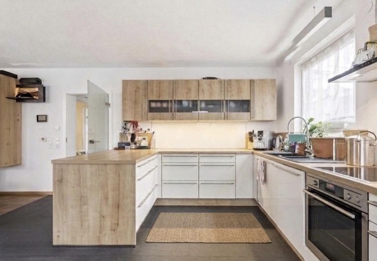 Gelegenheit: Pflegeleichte Terrasse 190 m² Raumwunder mit Sauna & Homeoffice Möglichkeit – Küche im U-Format