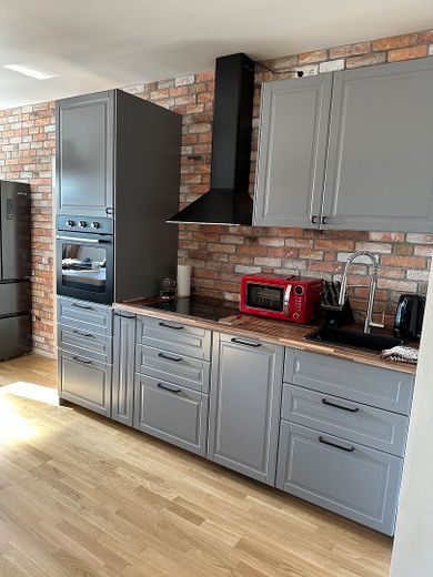 Einzimmerwohnung im Dachgeschoss, EBK, Fußbodenheizung im Duschbad – Küche