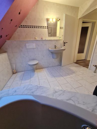 NEUSTADT OT POGGENHAGEN: Schöne Doppelhaushälfte in ruhiger Feldrandlage mit guter Anbindung – Badezimmer Bild 2