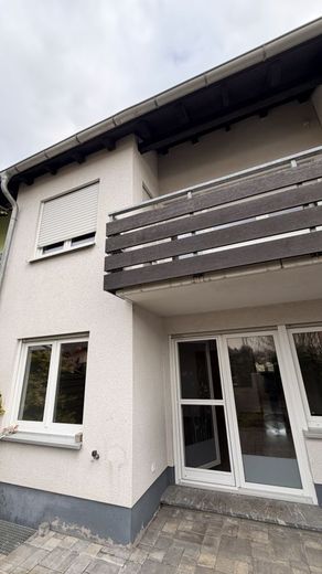 Vollunterkellertes Reihenhaus in ruhiger Stadtrandlage mit Garten und separater Garage – Gartenansicht