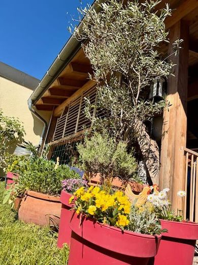 Carport mit Blumen