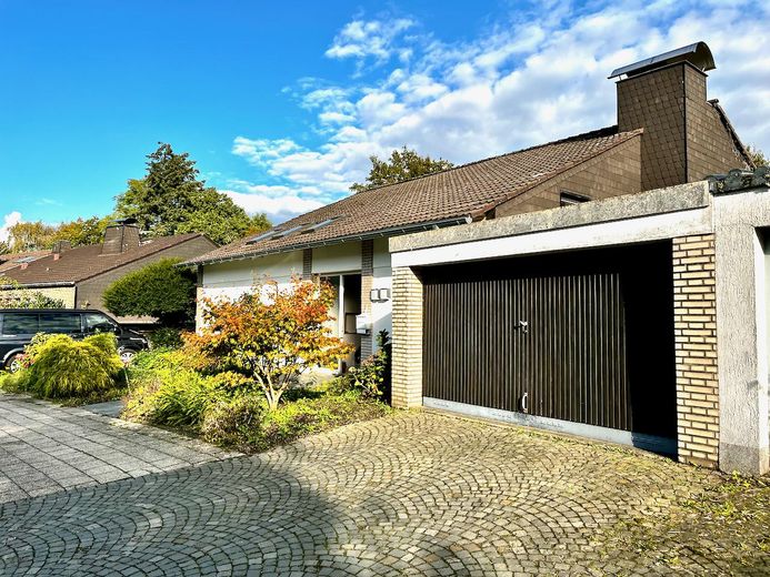 EFH oder MFH: außergewöhnlich flexibel & solide, ideale Lage, großes Potential – Garage