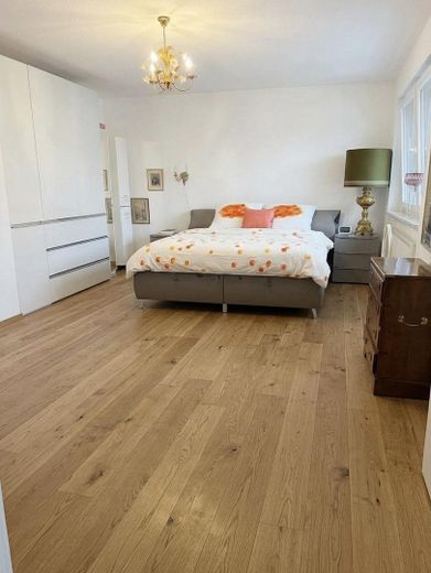 Provisionsfrei: Kernsanierte 2-Zi.-Wohnung mit 2 Balkonen & TG-Platz – Bogenhausen, bezugsfrei – Schlafzimmer 1