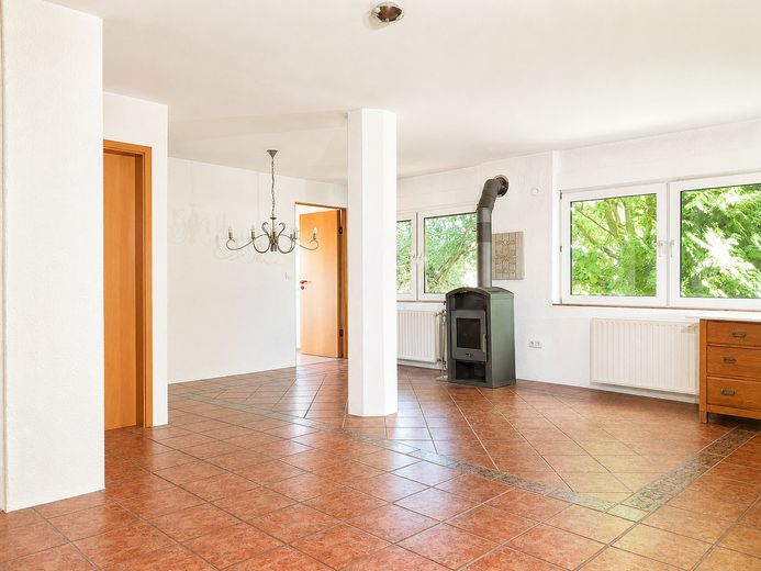 Wohnen & Arbeiten unter einem Dach – 479 m², 2 Wohnungen, Büros + Halle und Garten – Wohnzimmer, Wohnung A
