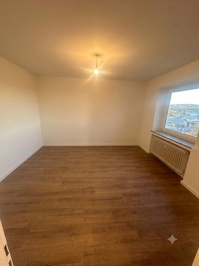 Dobre połączenie komunikacyjne przy 2-pokojowym mieszkaniu z balkonem – Musterfoto Wohnzimmer