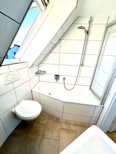 Hochwertig sanierte 4-Zimmer-Maisonette | 110 m² | 2 Bäder | Balkon | ruhige Lage an den Mainwiesen – Bad Dachgeschoss