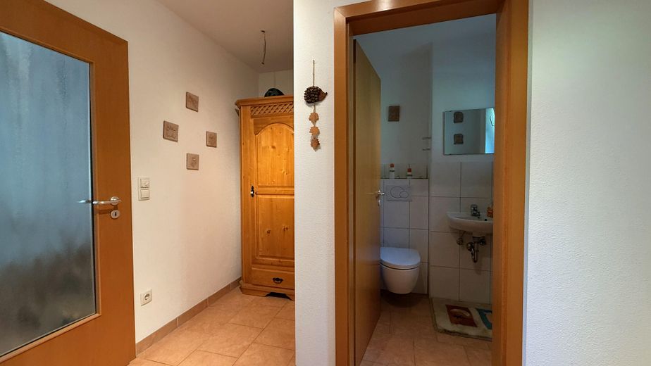 Ubicación privilegiada: casa adosada bien cuidada con instalación fotovoltaica de 13 kWp, 2 wallboxes, clase energética B - de particular – Garderobe und Gästebad