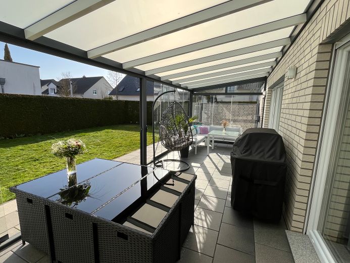 Privatverkauf - Einfamilienhaus mit Wintergarten, PV-Anlage & zwei Garagen in Kerpen-Sindorf – Wintergarten, Terrasse