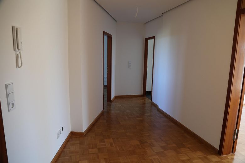 Wunderschöne 2,5-Zimmer Whg mit Panoramablick, Balkon + Tiefgarage – Foto 4