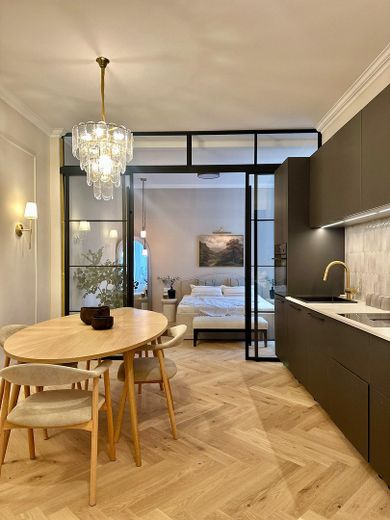 Zeitlose Eleganz trifft auf modernen Komfort - Sanierte 3 Zimmerwohnung am Schloss Charlottenburg – Essbereich