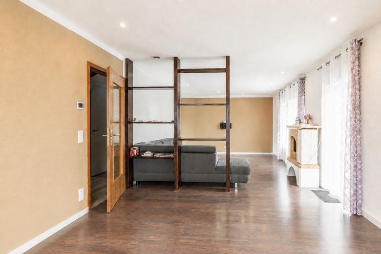 Provisionsfrei: 125 m² Wohnen + ca. 130 m² Gewerbe | Energieklasse A | 1.085 m² Grundstück – Wohnzimmer, Esszimmer