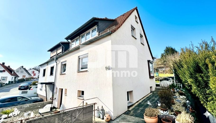 Schöne Doppelhaushälfte in schöner Wohnlage mit Panoramablick, Gartenbereich und Garage – Titel Seitenansicht