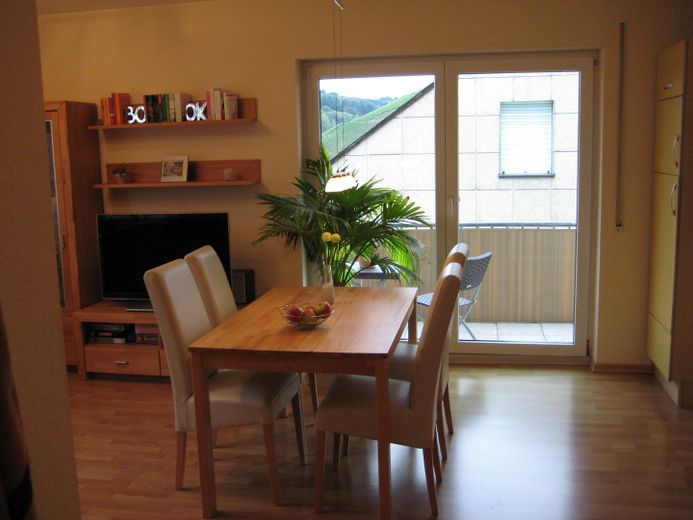 Helle 2 ZKB Wohnung, Balkon, Badezimmer mit Fenster, Einbauküche VB, Keller, Stellplatz – Wohnzimmer