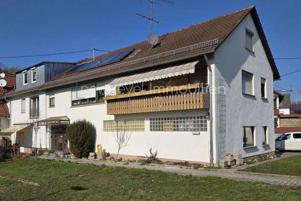 PROVISIONSFREI: Ausbaufähiges Einfamilienhaus in Grenzbauweise, 3 Garagen und Garten