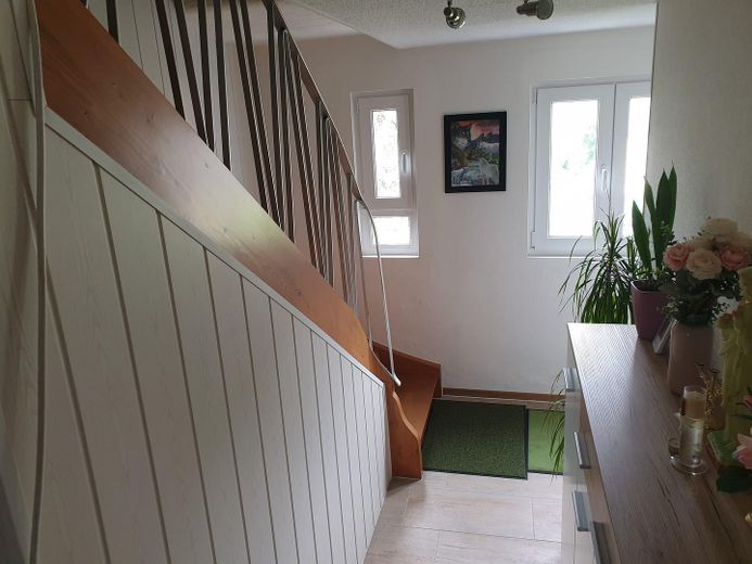Einziehen, loskochen & wohlfühlen: Modernisiertes XL-Haus mit Traumküche, Komfort-Garage & Garten – EG-Flur/ Treppen 02