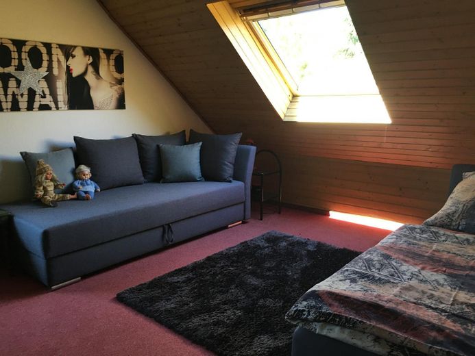 Ekskluzywny dom szeregowy skrajny w stylu bungalow z antresolą, basenem i wymarzonym ogrodem – 1 OG Kinderzimmer 1
