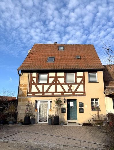 Fachwerk trifft Sandstein: Ein Haus mit Charakter und großzügigem Raumangebot – Vorderseite