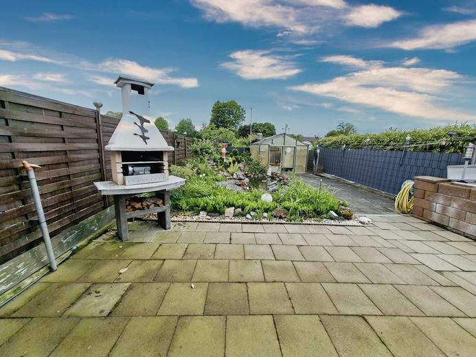 CITYHOUSE: Einfamilienhaus mit viel Platz, Dachterrasse,  Traumgarten, Stellplatz für Wohnmobil, PKW – Große Terrasse