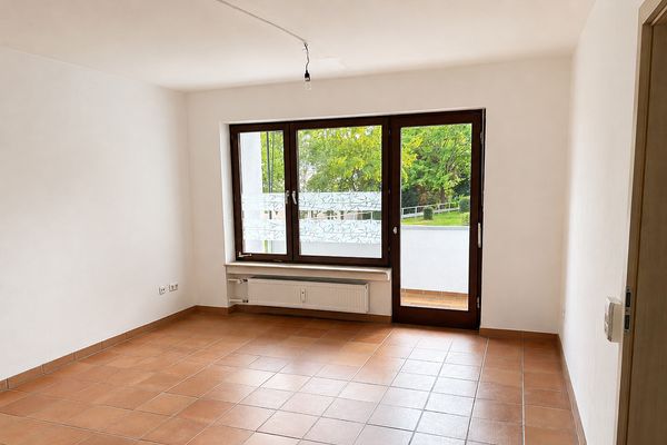 Bezugsfrei & provisionsfrei: Großzügige 2-Zimmer-Wohnung mit Südwest-Loggia und Stellplatz