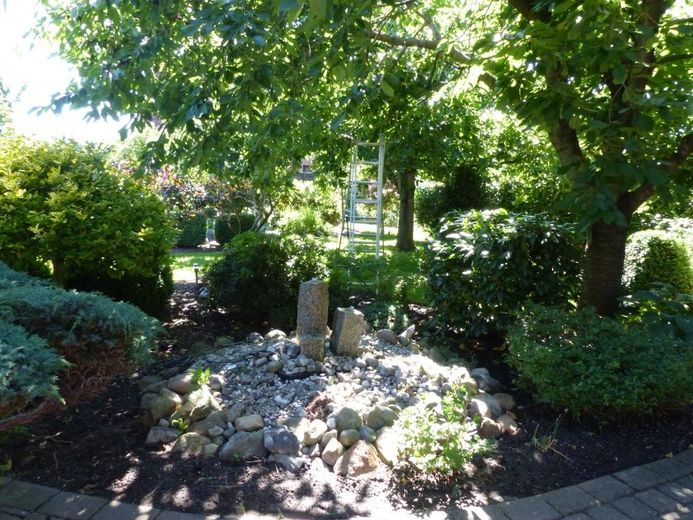 Garten mit Zier-Brunnen