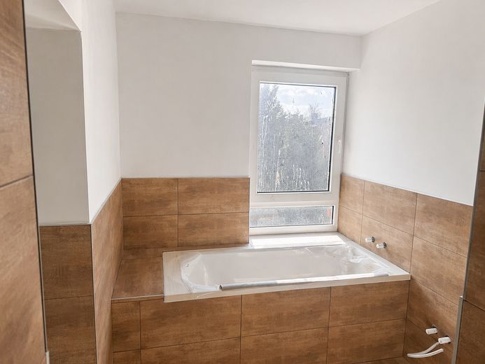 Nowo wykończone 4-pokojowe mieszkanie na poddaszu w Schönebeck (Elbe) – Badezimmer