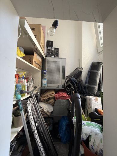 Appartamento centrale di 3 locali nel Nordend con cucina componibile e bagno con luce naturale – Abstellkammer im Badezimmer