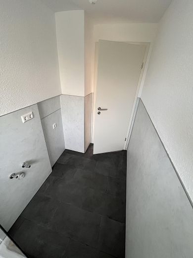 Odnowione 3-pokojowe mieszkanie z balkonem i zabudowaną kuchnią w Hechingen – Zdjęcie 14