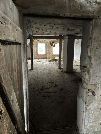 Investmentchance auf Rügen: Mehrfamilienhaus + ca. 3.087 m² Grundstück, Wasser-/Ostseenähe – Dachboden