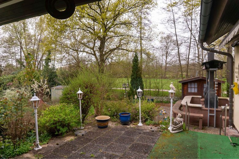 Perfektes Familienhaus für 2–4 Kinder – Ruhige Traumlage mit Garten und viel Platz in Bühl-Weitenung – Blick von Terrasse im Frühling