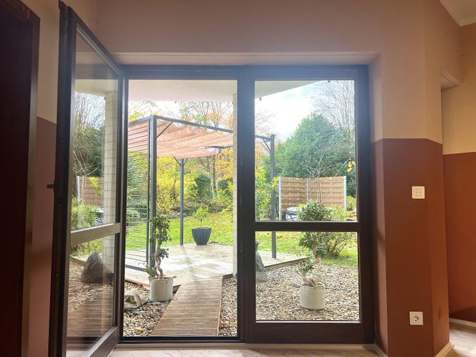 Provisionsfrei: Feldrand-Idylle trifft Smart Home – Vollklima, PV & sehr niedrige Energiekosten – Gartenzugang UG