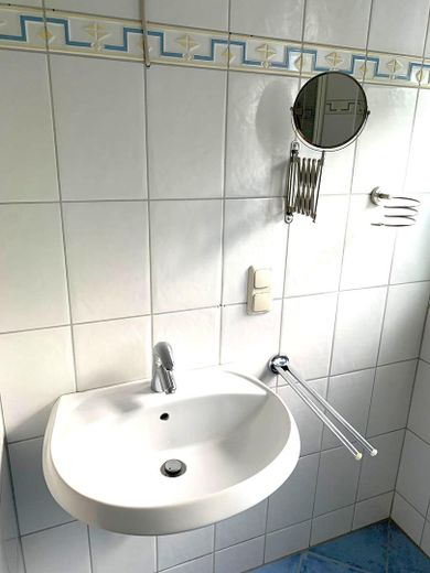 Zweifamilienhaus mit Werkstatt in zentraler Lage. – OG Bad Waschtisch