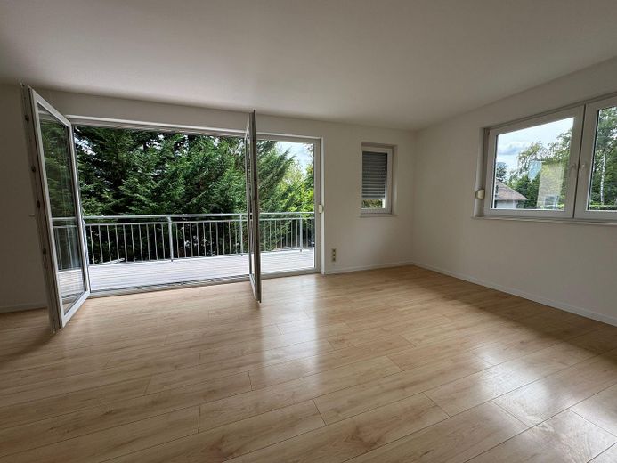 Lichtdurchflutetes Wohnzimmer