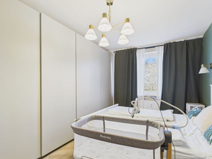 bezugsfreie 3 1/2-Zimmer-Wohnung mit Balkon in Charlottenburg, hochwertig möbliert – Schlafzimmer