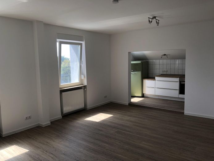 Erstbezug nach Komplettsanierung; schöne DG-Whg. mit EBK in energetisch saniertem Haus – Wohn-/Schlafraum