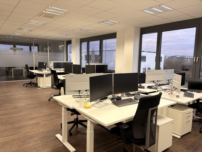 Moderno e attraente spazio ufficio nella zona sud-ovest di Maintal, ca. 140mq – Mit 10er Bestuhlung