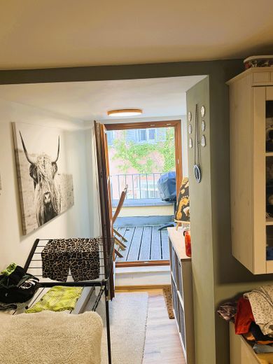 Rarità storica sulla piazza del mercato: appartamento di 3 locali completamente ristrutturato con accogliente balcone – Zugang zum Balkon (Gang)