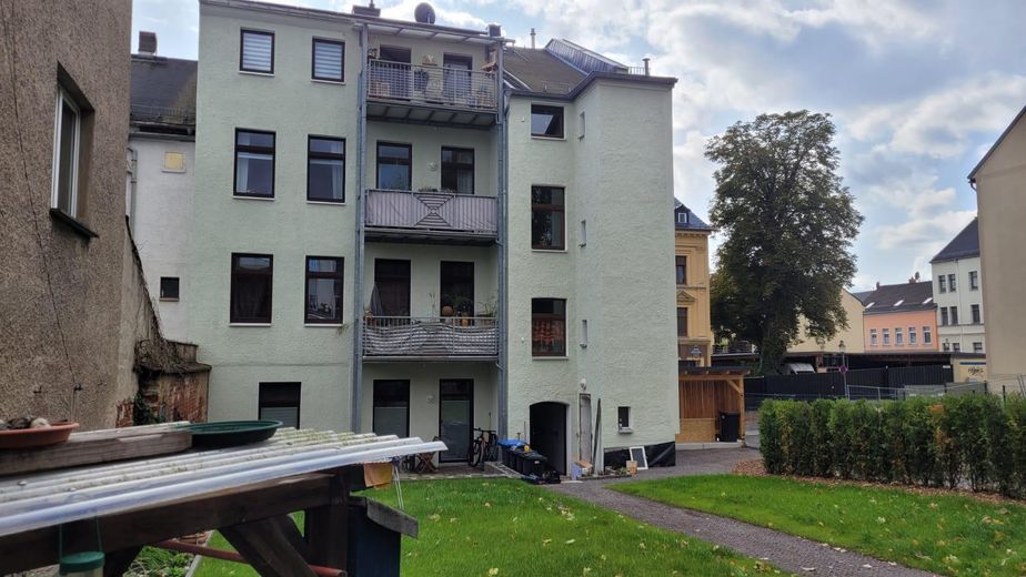 TOP-kapitaalinvestering, MFH met 4 wooneenheden nabij het centrum van Reichenbach – Rückfront mit Balkone