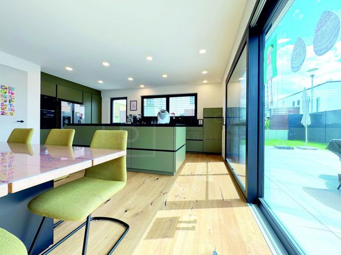 Moderne Stadtvilla mit hochwertiger Ausstattung, Smart Home &amp; PV-Anlage – Esszimmer_Terrasse
