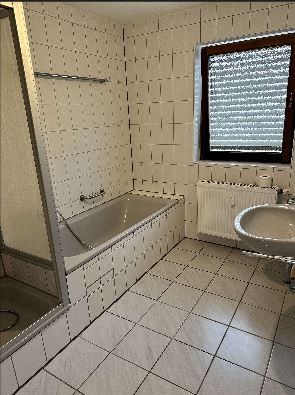 *Accogliente casa per single o coppie con balcone soleggiato e posto auto coperto a Horb-Betra* – Badezimmer