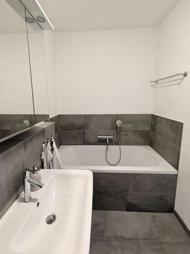 Moderne, helle und energieeffiziente 4-Zimmer-Wohnung mit Tiefgaragenstellplatz und Loggia – Badezimmer 1